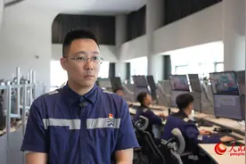 投资天津丨我在“智慧零碳”码头当“司机”图片