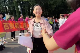 青岛5万余名考生奔赴高考考场，老师、家长温暖护航图片