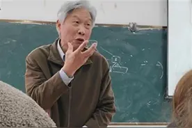 老师“手舞足蹈”讲课，学生直呼上课太有意思了图片