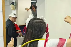周星驰cos哪吒：身披“混天绫”，带着“乾坤圈”！图片