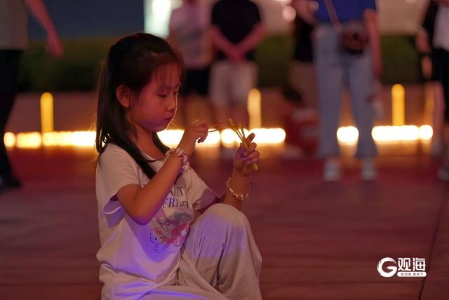 夏夜五四广场：市民游客共享城市活力