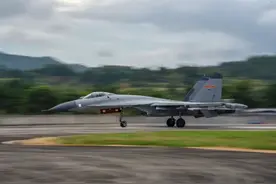 台媒紧盯：11日上午10时23分起，21架次解放军军机出海活动，其中12架次越过所谓“海峡中线”图片