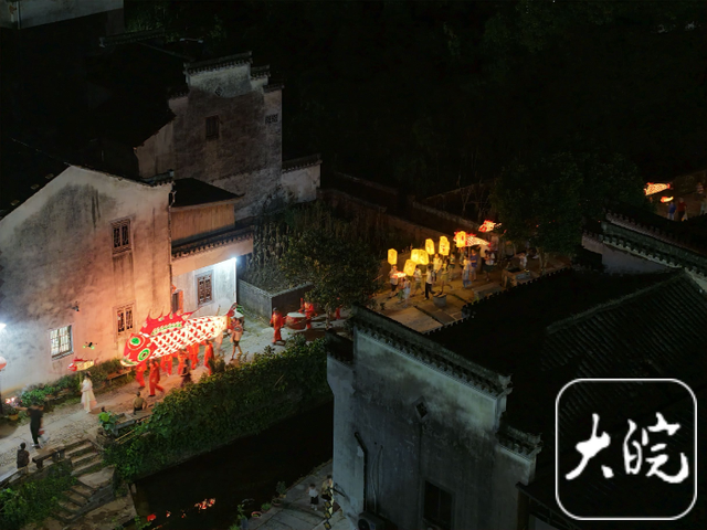 徽州千年古村夏夜：鱼灯穿街巷，烟花照黛瓦
