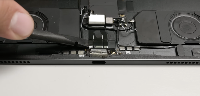 iFixit 拆解苹果 M5 iPad Pro：难修，但可以修