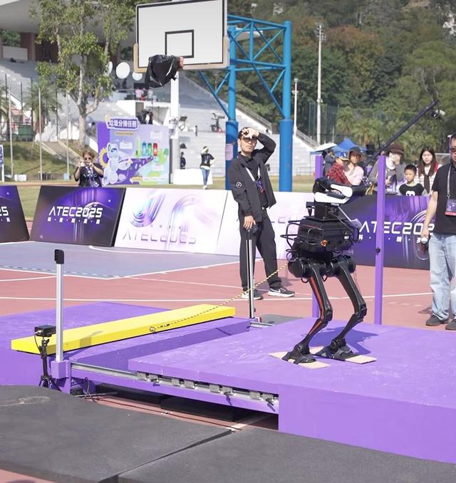 机器人集体到香港户外极限挑战，狗比人强