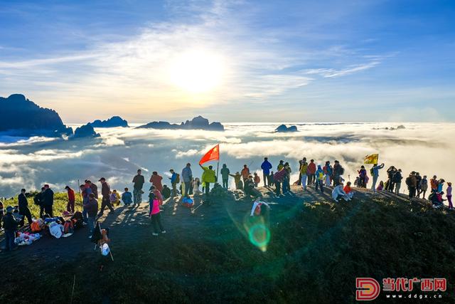 随手拍｜金秀平栏顶上观云海日出