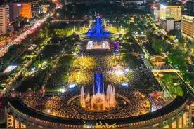 游客相聚泉城“大客厅”，打卡泉标赏音乐喷泉 |“泉”在济南过五一图片