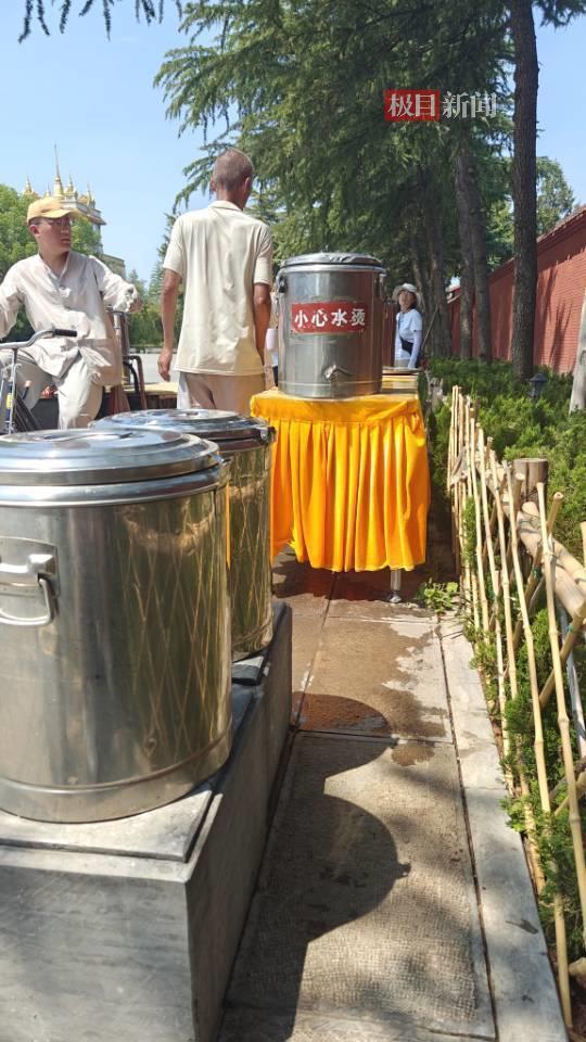 实探印乐大师任20年方丈的白马寺：基本无商业元素，每天免费供应60余桶水，游客在茶舍大排长龙