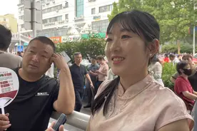 2024高考直击丨举葵花、着旗袍……河南考生家长花式送考图片