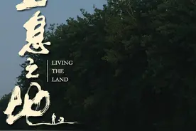 中国导演霍猛捧杯柏林电影节最佳导演图片