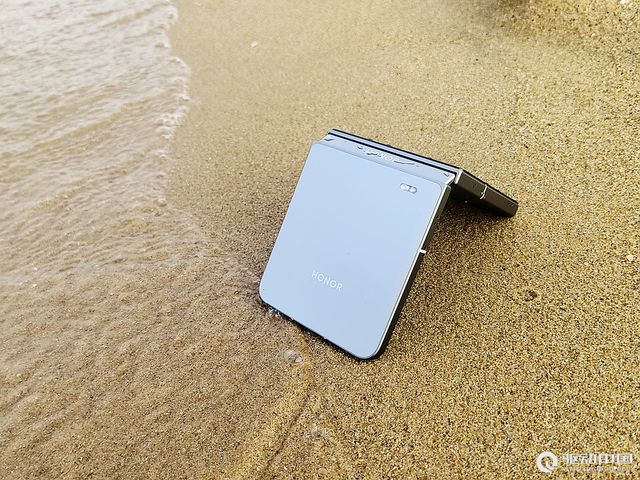 荣耀Magic V Flip2评测：小折叠屏的革新之作