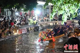 广东佛山叠滘龙船夜间训练赛上演水上漂移图片