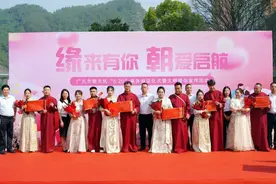 “520”新人领证 金婚银婚夫妇现场传授幸福密码图片