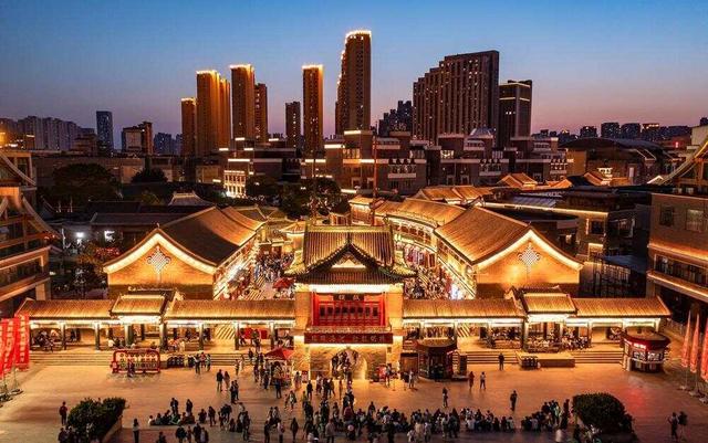 何以中国丨古今交融尽显魅力 老街新景再绽“繁花”