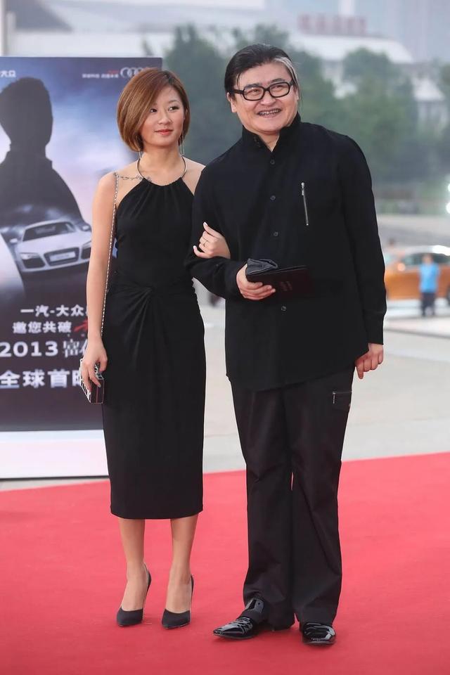 刘欢33岁女儿结婚，婚礼现场画面流出，一头红发笑容灿烂；此前刘欢曾带女儿走红毯