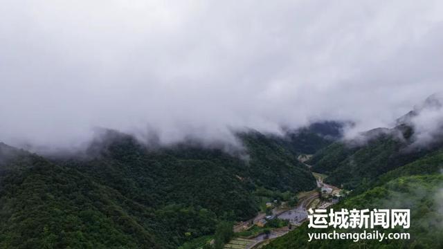 雨洗河东千峰翠　云裁运城万缕纱