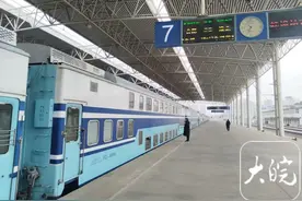 今天，“湖蓝”双层火车K8418次最后一次通过蚌埠站图片