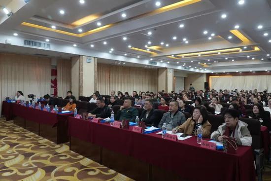 2025“冬日暖阳玉都游”推介会乌鲁木齐举行 激活冬季文旅市场“热经济”