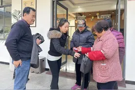 荆门市白庙街道月亮湾社区再现暖心善举！居民拾金不昧传递文明正能量图片