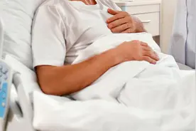 男子反复高烧三周，体温超过39℃！检查发现，肝脏里竟插了一根牙签图片