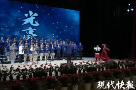 青春最好的模样！千名高中生在春天里放歌图片