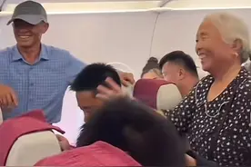 “这个飞机好大呀！”奶奶首次坐飞机请空姐拍视频，孩子般的快乐传染全网图片