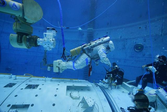 神二十一乘组航天员张洪章：带着自己实验飞天的载荷专家