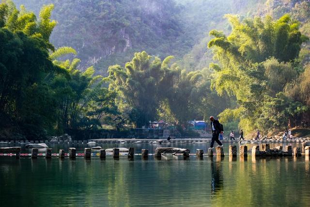 罗甸：冬日暖阳沐景区 游客畅游享闲情