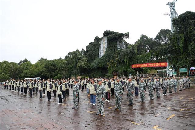青绿执笔千万卷，颂礼山河一片心——湄公河旅游举行升旗仪式共庆祖国华诞