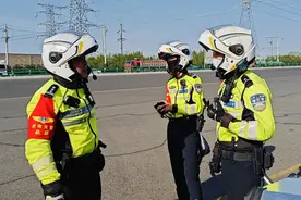 两岁男童三根手指不慎被夹断，济南交警铁骑火速驰援护送就医图片