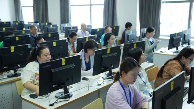 “老中青同堂”诠释终身学习真谛 这个AI视频创作短训班为何火爆？