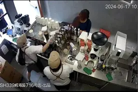泼咖啡粉、挥拳相向，Manner店员缘何失控？咖啡师揭秘工作内幕，心理专家：可能被“情绪劳动”绑架了图片