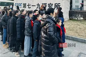 武汉中山路小学百余名师生代表吊唁黄旭华院士，学校连夜制作木质雕刻图片