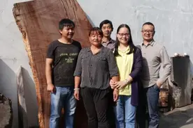 在《去家访》中，我们看到许多“二本”孩子的成长图片