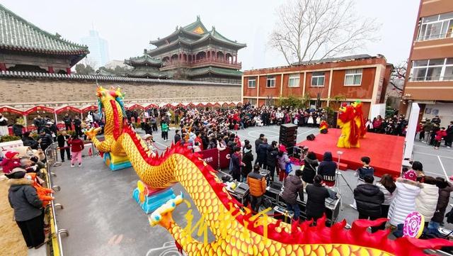 “泉民大舞台”亮相上新街 老街区上演沉浸式元宵盛宴