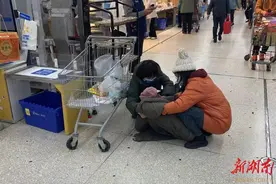 暖心！老人超市内突发晕厥 ，医者仁心紧急施救图片