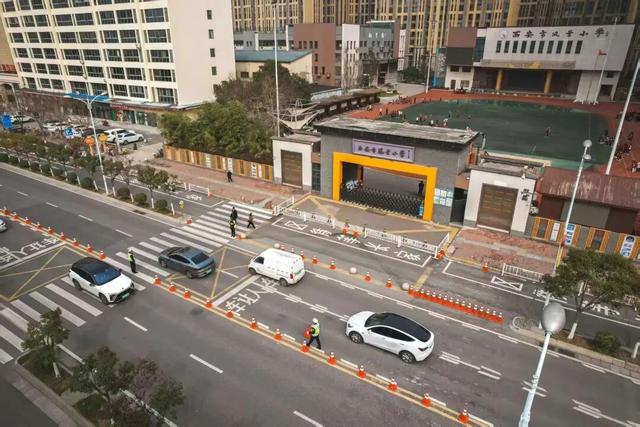 护航开学季丨小编喊您这样停车，安全又省心！