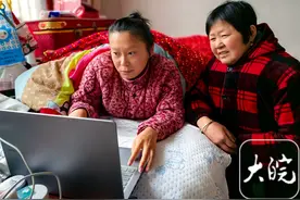 30年如一日，她让瘫痪在床的女儿学会坚强和善良图片