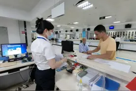 上杭：首次颁发自留山“三权分置”不动产权证书图片