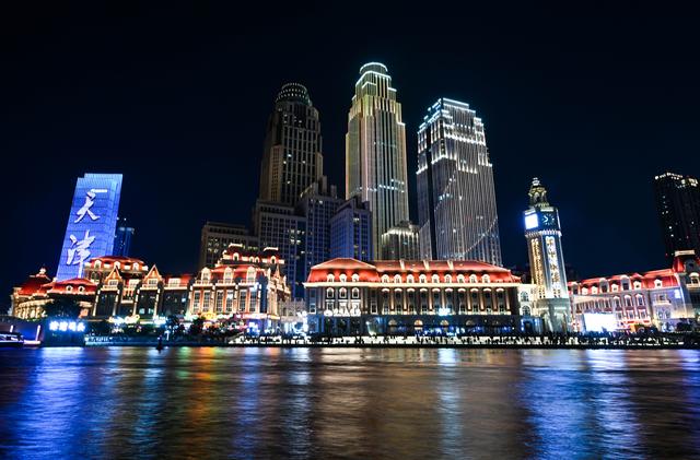 漫步海河畔 共享城市灯光秀