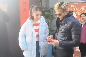 59岁郭富城陪妻子方媛回安徽老家拜年，和长辈唠家常、发红包合影图片