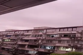 台风“贝碧嘉”不寻常，上海天红了！夜幕降临前红色、紫色的天图片