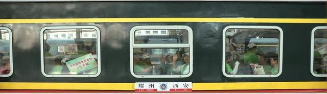 “咱只要跟着走就行” 陕西银发旅游专列激活消费新体验