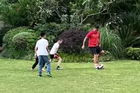 坏叔叔击碎足球梦？蔡慧康和小朋友们踢球，最后不带他玩了图片