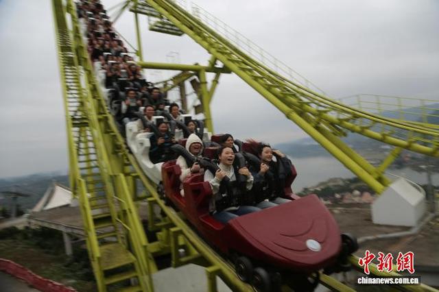 初冬时节三峡库区沿江小镇美景引游客