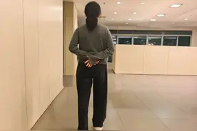 为什么有些人走路习惯背着手？医生：确实有好处！图片