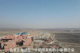 戈壁绽放“小桃红”！图兰朵小镇轻揭面纱初露芳容图片