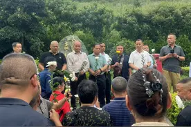 袁隆平逝世三周年，00后自发前往墓园探望，有人连续两年来祭拜图片