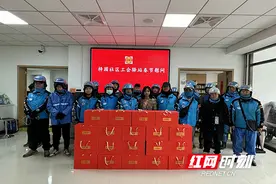 外卖小哥收到了温暖“七件套”图片