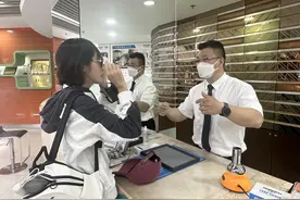 精湛手艺解游客燃眉之急，老字号眼镜维修师的“指尖温情”图片